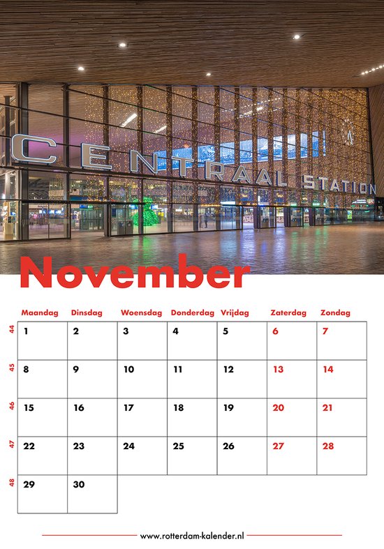 Kalenderpagina November met het Centraal Station van Rotterdam 's avonds, versierd met lichtjes.