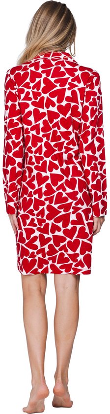 Model van achteren in rood nachthemd met witte hartjesprint.