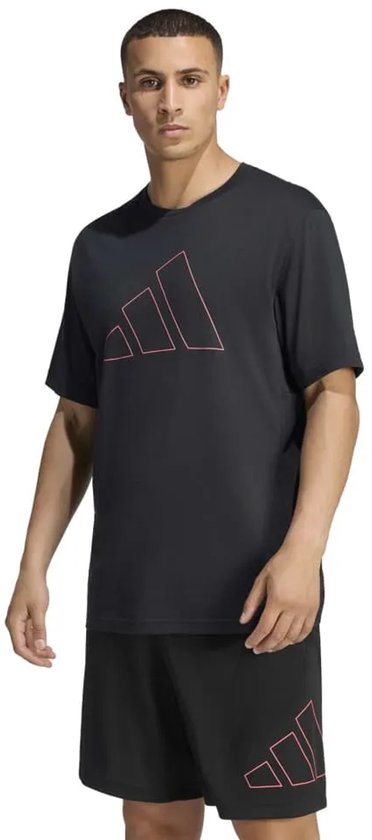 Man in zwart T-shirt met roze logo en korte broek.