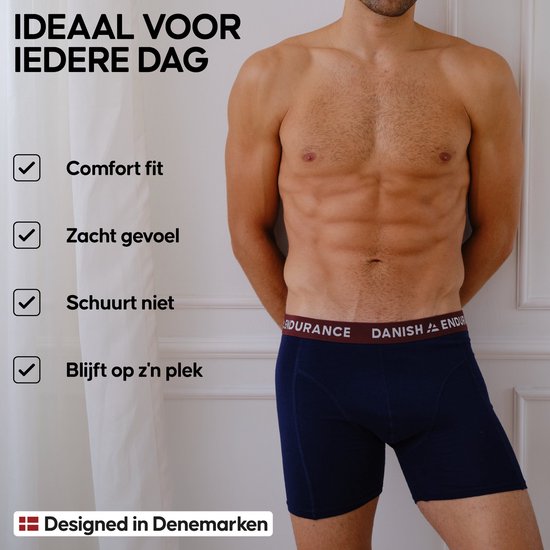 Homme en boxershorts bleu marine avec ceinture rouge. Texte : Idéal pour tous les jours. Coupe confortable, Sensation douce, Ne frotte pas, Reste en place. Conçu au Danemark.