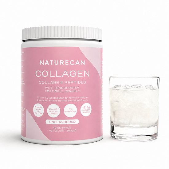 Naturecan collageenpoeder pot naast een glas water met ijs. De pot is roze met witte letters en toont 'Unflavoured'.