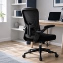 Achterkant van een zwarte bureaustoel in een kantooromgeving, met een laptop op een bureau.