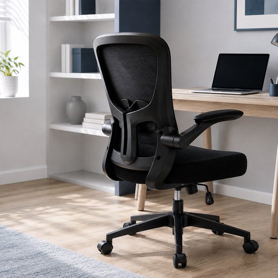 Achterkant van een zwarte bureaustoel in een kantooromgeving, met een laptop op een bureau.