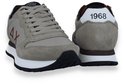 Achterkant en zijkant van beige sneakers met witte zolen. '1968' is zichtbaar op de hiel.