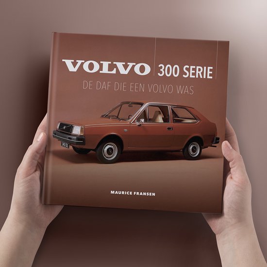 Voorpagina van een boek met een oranje Volvo 343 DL, vastgehouden door twee handen.