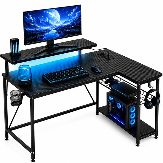 Bureau de jeu noir en forme de L avec plateau aspect carbone, éclairage LED, rehausseur de moniteur et crochets pour casque et manette.