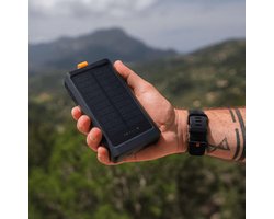 Xtorm Go2 Solar Powerbank - 10.000 mAh - 15 Watt - Zonnepaneel - Powerbank Zonneenergie - Zaklamp - Zwart - Noodpakket