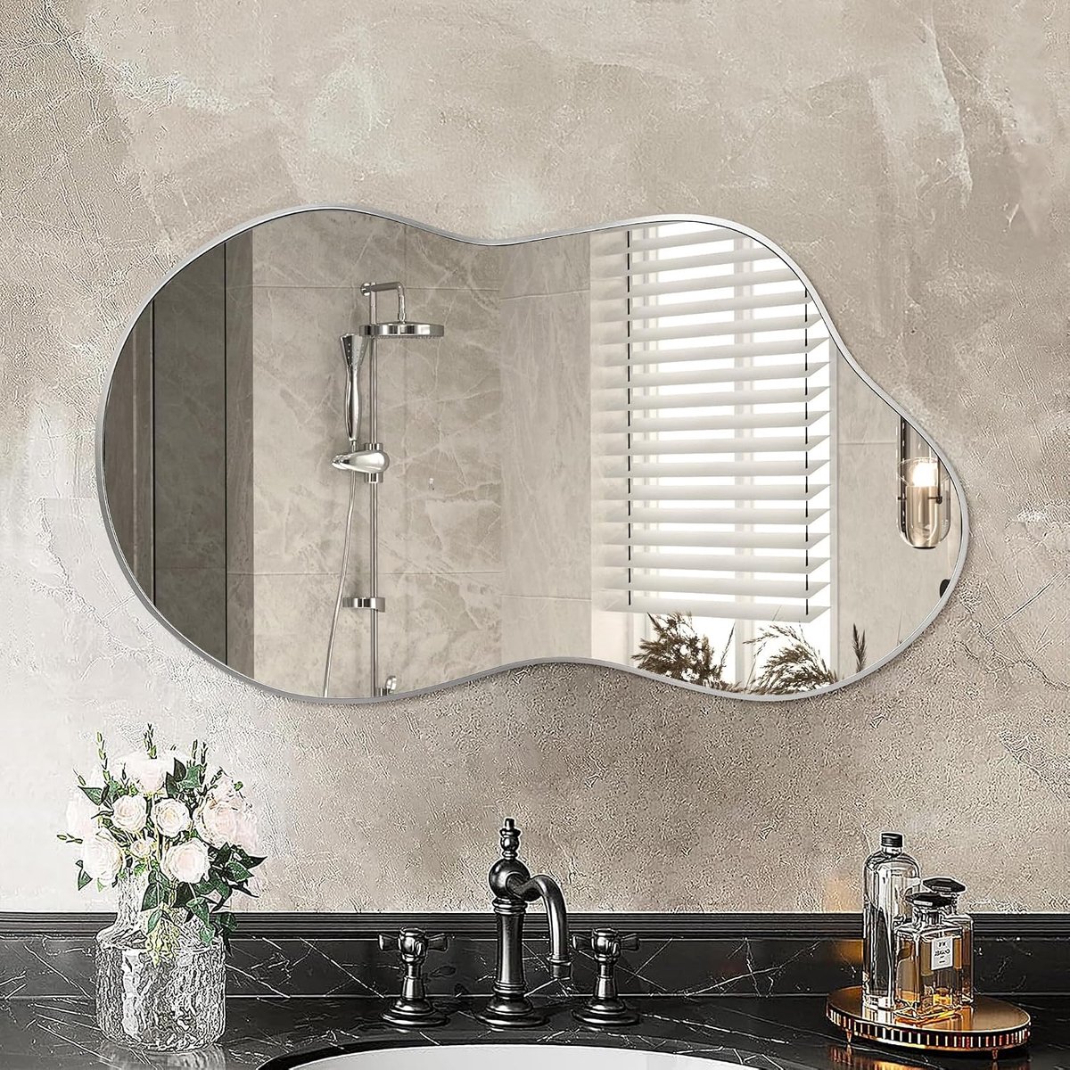 Wandspiegel, 60 x 90 cm, zilveren decoratieve spiegel met frame van aluminiumlegering, voor badkamer, slaapkamer, woonkamer, kleedkamer, entree