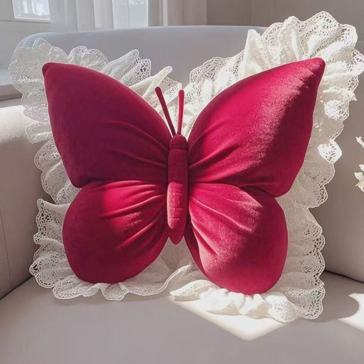 Casalora Vlinder Sierkussen met Kant 45×40 cm – Zacht Fluwelen Decoratief Kussen – Romantisch Rood Bankkussen voor Woonkamer & Slaapkamer