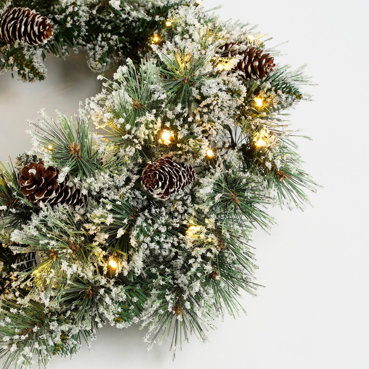 Black Box Trees Vandans LED Kerstkrans - Kerstversiering met Sneeuw en Dennenappels - Deurkrans voor Binnen met Verlichting Ø60 cm op Batterijen - Groen Frosted – foto 3