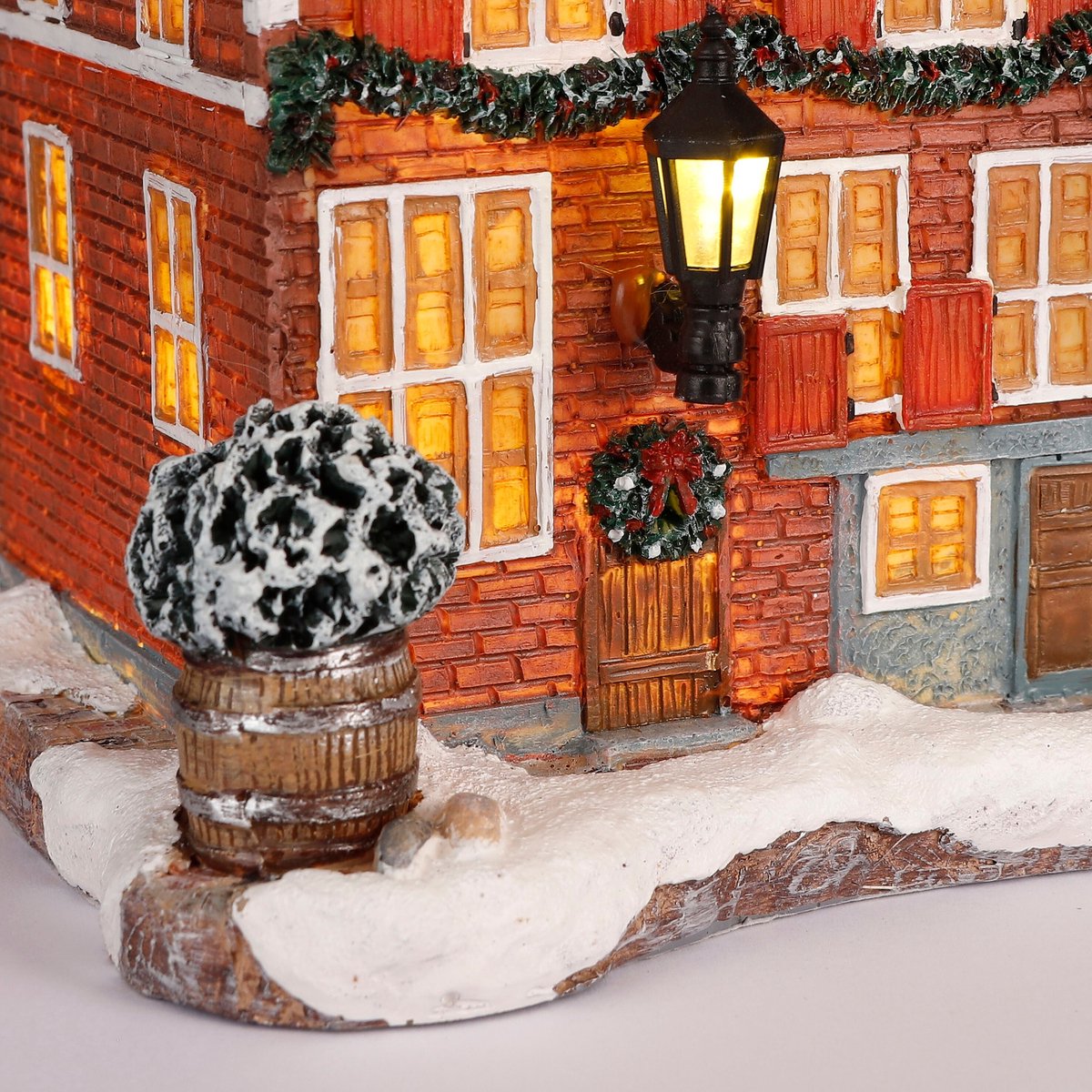Luville Kerstdorp Miniatuur Grachtenpand - Kerstversiering en Guirlande Details voor een Sfeervolle Decoratie - Kerst Decoratie voor Binnen - L10,5 x B11,5 x H18,5 cm - Bruin – foto 4