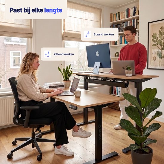 Man en vrouw werken aan eiken bureaus. Vrouw zit, man staat. Bureau is verstelbaar voor elke lengte.