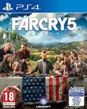 Far Cry 5 PS4 gamehoes met 7 personen en een hond aan een tafel, met vlag en bergen op de achtergrond. 18+ en Ubisoft logo's.