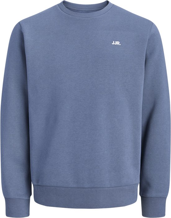 Stofblauwe sweater met ronde hals en wit JJR.-logo op de linkerborst.