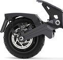 Detail van het achterwiel van de grijze Ausom DT2 Pro elektrische scooter met schijfrem en vering.