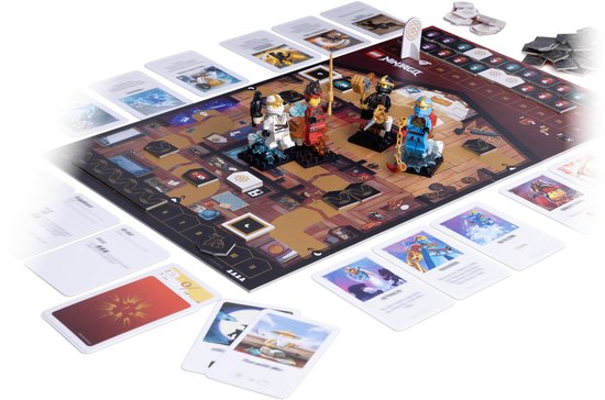 Een LEGO Ninjago bordspel met figuren en kaarten.
