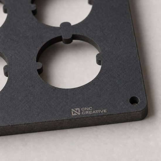 Detailopname van een zwarte, modulaire collector voor bierdoppen met CNC Creative logo.