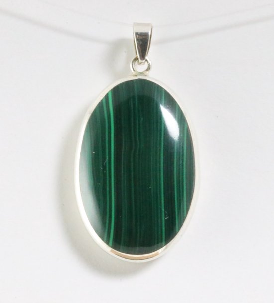 Ovale zilveren hanger met groene malachiet en gestreepte textuur.