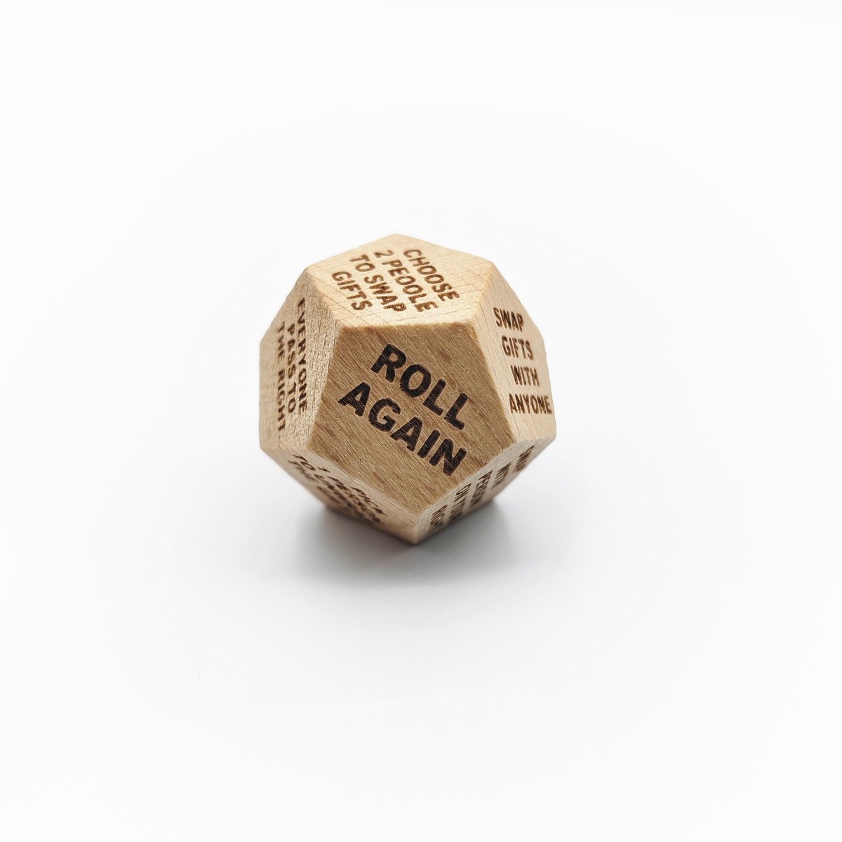 Lapi Toys - Kerst dobbelspel - Cadeauspel - Secret Santa - Sinterklaas dobbelspel - Gezelschapsspel - Hout - 1 grote dobbelsteen - Engelstalige opdrachten - Voor kerstborrel en pakjesavond - Naturel