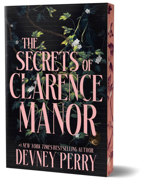 Couverture du livre 'The Secrets of Clarence Manor'. Fond noir avec texte rose, lierre et fleurs. Par Devney Perry.