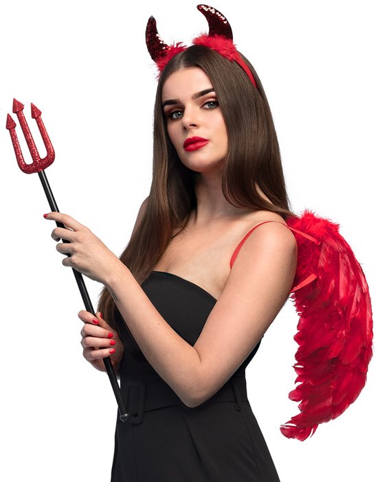 Vrouw met bruin haar, zwarte top, draagt een rode glitter diadeem met duivelshoorns en een rode veren vleugel op haar schouder. Ze houdt een rode glitter drietand vast.