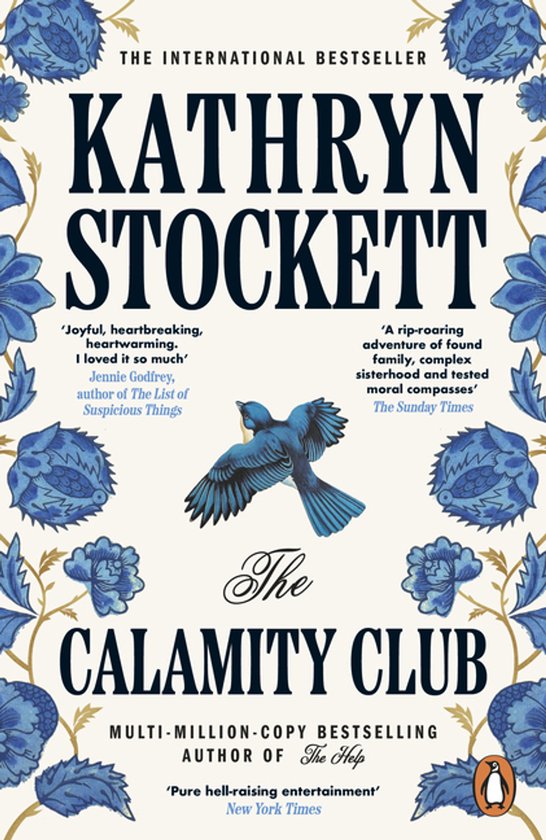 Couverture du livre The Calamity Club par Kathryn Stockett, ornée d'un oiseau bleu et de motifs floraux sur fond crème.