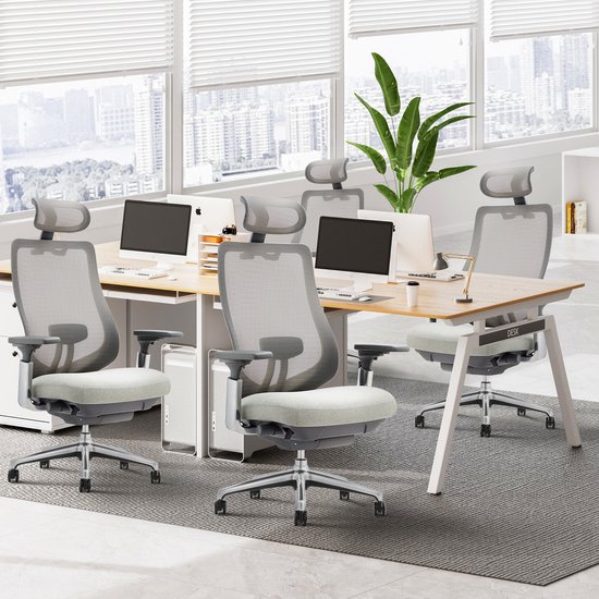 Verschillende lichtgrijze ergonomische bureaustoelen met verstelbare hoofdsteunen in een open kantoorruimte.