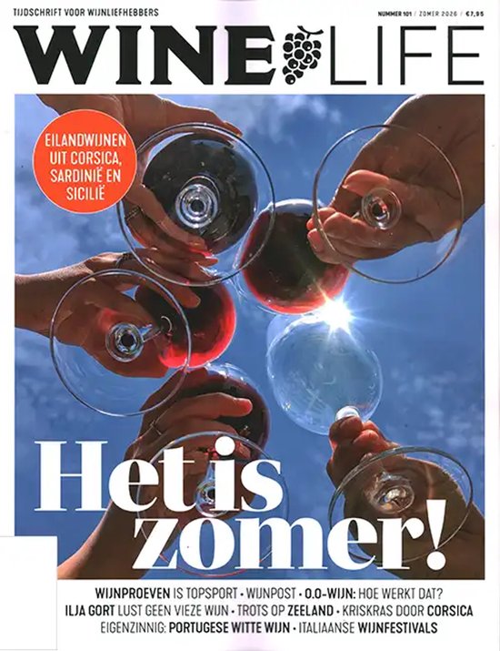 Koppen van vijf wijnglazen tegen de zon. "Het is zomer!"