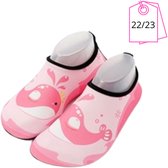 Roze waterschoentjes met speelse witte dolfijnenprint, maat 22/23.