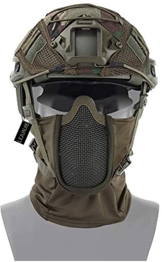 Olijfgroene gezichtsbedekking met metalen gaas gecombineerd met een tactische helm op een etalagekop.