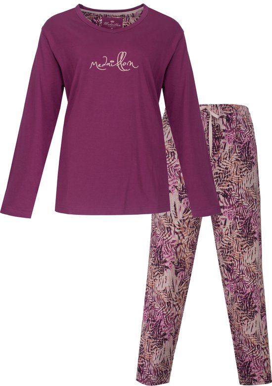 Paarse pyjamaset met lange mouwen en een botanische print in paars, roze en beige. Het shirt heeft de tekst 'medaillon'.