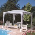Een gestreepte witte partytent met grijze strepen, zittend op een terras bij een zwembad, met witte meubels. Vier witte, ronde voeten ondersteunen de tent.