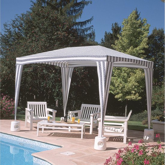 Een gestreepte witte partytent met grijze strepen, zittend op een terras bij een zwembad, met witte meubels. Vier witte, ronde voeten ondersteunen de tent.
