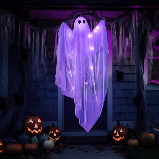 Hangende spookdecoratie met paarse LED-verlichting, omringd door pompoenen en spinnenwebben.