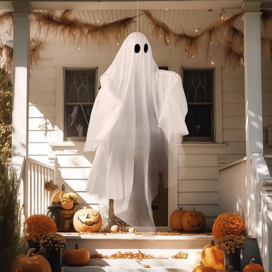 Witte spookdecoratie hangend op een veranda bij de ingang, versierd met pompoenen en herfstbladeren.