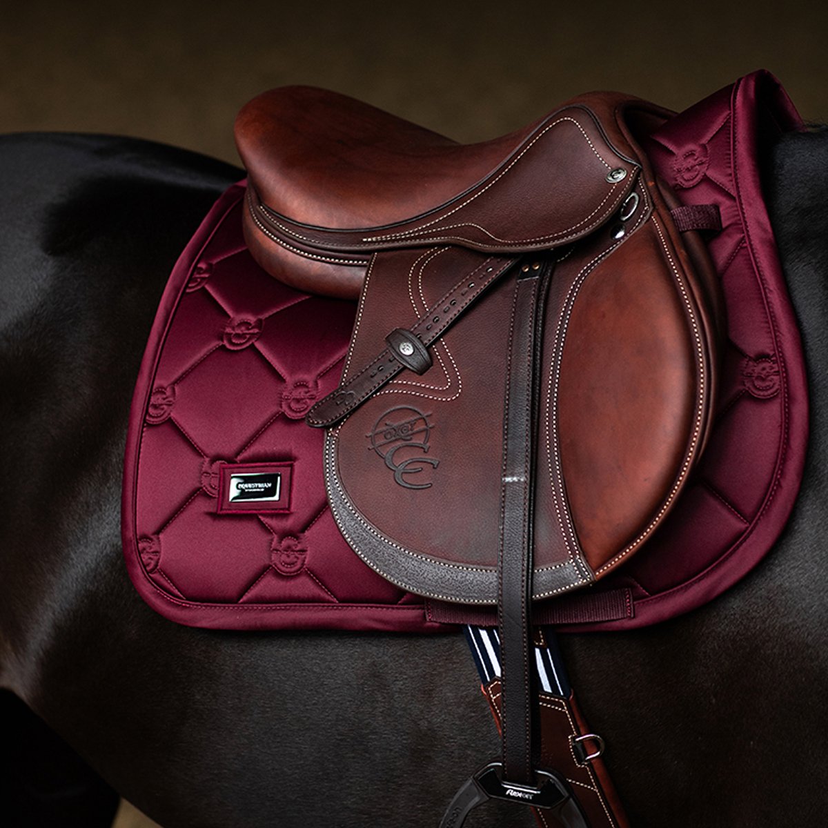 Equestrian Stockholm Zadeldek Equestrian Stockholm Satin Merlot Springen Donkerrood