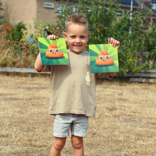 Jongen in beige shirt en korte broek, houdt twee kaarten met bruine drol omhoog.
