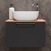Badkamermeubel met houten blad, donkergrijze lade en witte opzetwastafel, met chroomkraan en witte zeepdispenser.