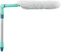 Plumeau blanc et duveteux avec un manche turquoise horizontal et une rallonge.