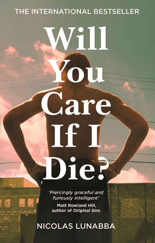 Couverture du livre 'Will You Care If I Die?' par Nicolas Lunabba. Dos d'un jeune homme, mains sur les hanches, sur fond de nuages et de bâtiments.