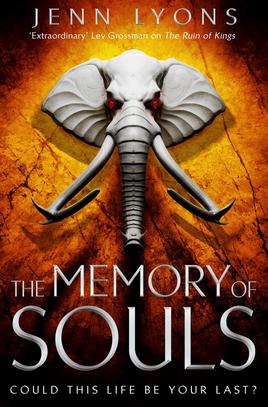 Boekcover: De kop van een witte olifant met rode ogen op een oranje achtergrond. Titel: THE MEMORY OF SOULS.