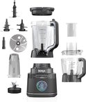 De Ninja foodprocessor, blender en smoothie maker met alle accessoires op een rij: diverse messen, bekers en de basisunit met display.