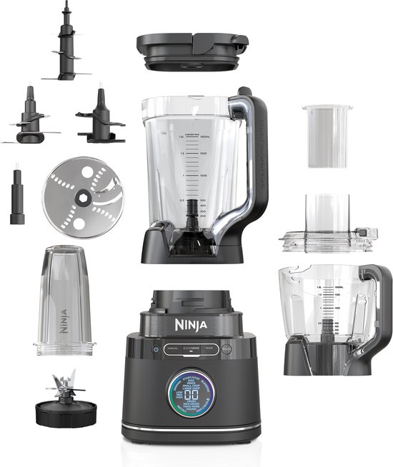 De Ninja foodprocessor, blender en smoothie maker met alle accessoires op een rij: diverse messen, bekers en de basisunit met display.
