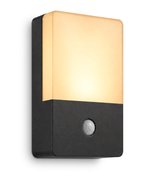 Zwarte wandlamp met een rechthoekige, matte kap die warm wit licht geeft. Een zwarte basis met een ronde bewegingssensor.