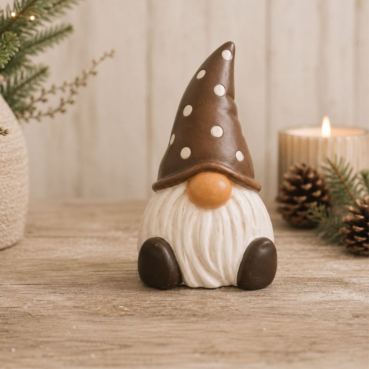 Kerstkabouter met bruine stippenmuts 9cm x 5cm - Kerstbeeldje handgemaakt - Gnoom figuurtje