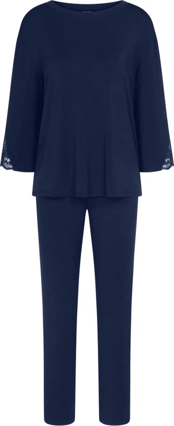 Donkerblauwe Triumph Amourette pyjamaset met driekwartmouwen en kanten afwerking op een witte achtergrond.