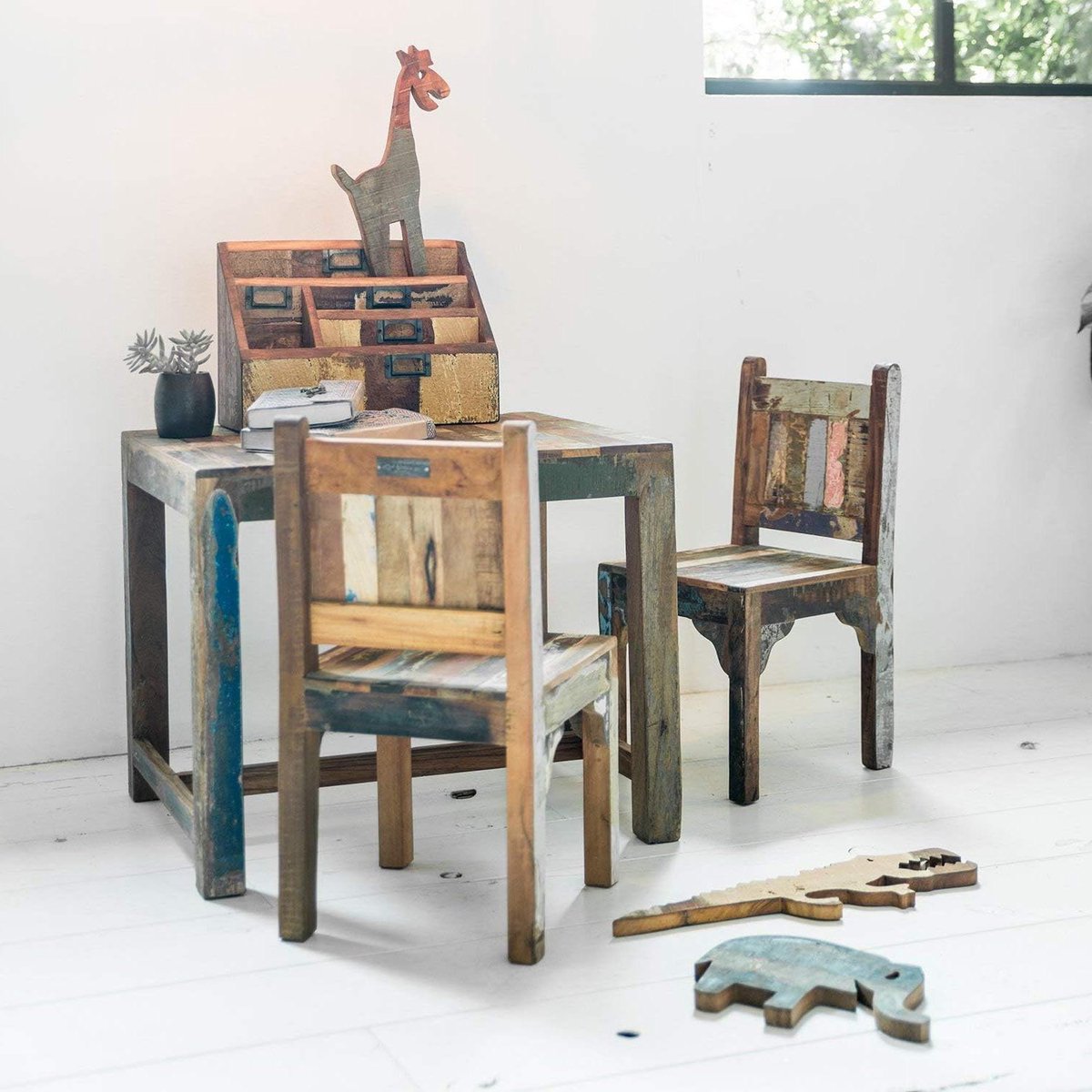 Kinderstoel kindermeubel - Houten stoel - Spelen en eten - Gerecycled hout - 57 cm hoog - Kleurrijk