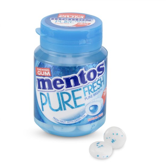 Mentos Pure Fresh kauwgom in een blauwe pot, met twee stukjes kauwgom ernaast.