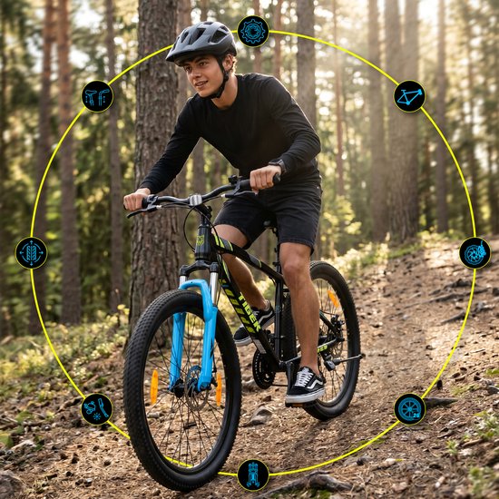 Man op een zwarte TIGER MTB-fiets met blauwe voorvork in een bosrijke omgeving.