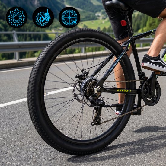Zwarte fiets met 26-inch wielen, derailleur en schijfremmen op een weg.